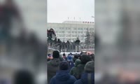 Красноярца задержали на нападение на полицейского во время митинга