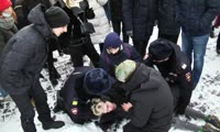Полицейские помогли молодому красноярцу на митинге на площади Революции
