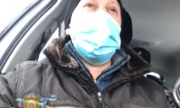 В Красноярском крае инспекторы ДПС оказали помощь замерзающему на трассе водителю