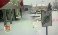 Взрыв пиротехники около крыльца мэрии Красноярска
