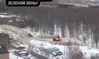 Красноярец снял на видео, как свозят снег на стройплощадку в Студгородке 
