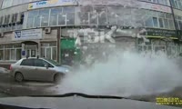 В Красноярске снежная глыба обрушилась на автомобиль и повредила его