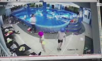 Видеозапись попытки спасения ребенка, утонувшего в бассейне