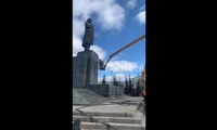 В Красноярске моют памятник Ленину