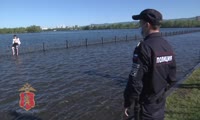 Сотрудники полиции Красноярска патрулируют набережную Енисея в районе подтопления