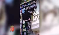 Женщина ворует сыр в магазине