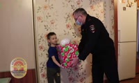 Начальник полиции Красноярска подарил 6-летнему мальчику собаку-робота