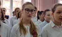 Кемеровские школьники исполняют гимн России