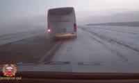 Назаровские инспекторы ДПС оказали помощь водителю рейсового автобуса, который сломался в мороз на трассе