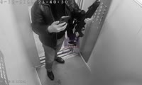 Мужчина с винтовкой в руках в лифте