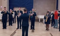 В красноярском аэропорту оркестр из Железногорска исполнил песни военных лет