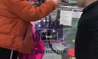 В Красноярске неадекватная женщина устроила скандал в торговом центре