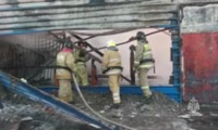 Пожарные тушат склад на улице 60 лет Октября