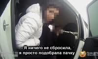 В Красноярске пассажирка такси пыталась спрятать наркотики в сигаретной пачке и попалась полиции 