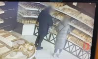Запись с камер наблюдений в магазине, где мужчина похитил сумку с деньгами