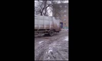 Мусоровоз на заледеневшей дороге в Дивногорске