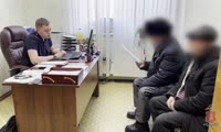 В Зеленогорске мужчина с зятем задержали курьера мошенников 