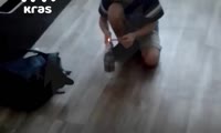 Мальчик поджигает в квартире петарду