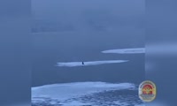 Человека уносит на льдине по Енисею