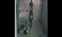 Девушку жестоко избили у бара в центре Красноярска