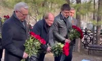  Первые лица края возложили цветы к могиле писателя Виктора Астафьева