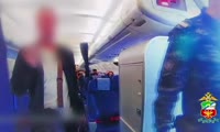 В Красноярске транспортные полицейские задержали авиапассажира за хулиганские действия на борту самолета