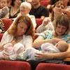 Молодые матери в Норильске устроили массовое публичное кормление грудью (фото)		