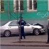 В центре Красноярска машина врезалась в дом
