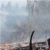 Огонь с горящего в Красноярске дома перекинулся на соседний
