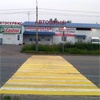 В Красноярске появился первый желто-белый пешеходный переход
