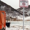 На правобережье Красноярска установили новые знаки, запрещающие свалку мусора и мойку авто