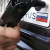 Красноярским полицейским пришлось отпиливать приваренный к бамперу дорогой иномарки госномер (видео)