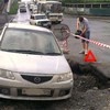 В центре Красноярска автомобиль провалился в дорожную яму