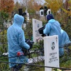 Красноярские школьники прибрались на могилах фронтовиков