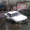 В Красноярске автомобиль такси провалился в дыру в асфальте
