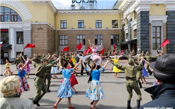 На Привокзальной площади Красноярска вспомнили атмосферу мая 1945-го