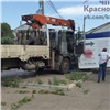 На Свердловской в Красноярске грузовик снес остановку