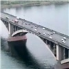 В Красноярске возобновили поиски прыгнувшего с Коммунального моста мужчины (видео)
