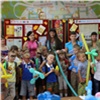 100 детей получили школьные наборы от работников РУСАЛа в Красноярске