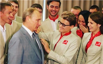 Лучшая в мире девушка-бармен из Красноярска вручила Путину значок
