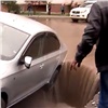 Фонтан кипятка и грязи выбил стекла в домах абаканцев (видео)