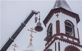Для нового храма в красноярском Академгородке освятили колокола
