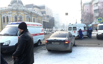 В центре Красноярска «скорая» врезалась в Audi