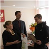 В Шарыпово помогавшего пожарным подростка наградили за спасение детей