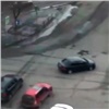 На ул. Карла Маркса пытавшаяся проехать на красный иномарка вылетела на тротуар (видео)