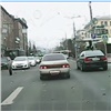 «ГАЗель» потеряла колеса на перекрестке в центре Красноярска (видео)