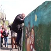 Красноярским депутатам пришлось «штурмом» брать подлежащий сносу садик с людьми (видео)