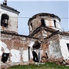 В полуразрушенном храме под Красноярском возобновили службы
