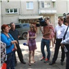 Мэр проверил ремонт школы-интерната и дома для переселенцев из Николаевки
