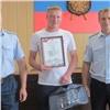 В Красноярске наградили парня, спасшего семью из горящей машины (видео)